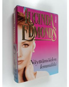 Kirjailijan Lucinda Edmonds käytetty kirja Näyttämöiden lemmikki