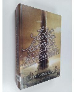 Kirjailijan Katharine McGee käytetty kirja Tuhat kerrosta :  Korkeuksiin