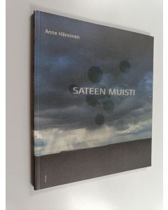 Kirjailijan Anne Hänninen käytetty kirja Sateen muisti