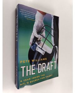 Kirjailijan Pete Williams käytetty kirja The Draft : A Year Inside the NFL's Search for Talent