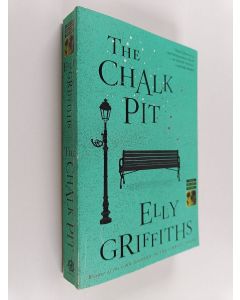 Kirjailijan Elly Griffiths käytetty kirja The Chalk Pit : A Mystery