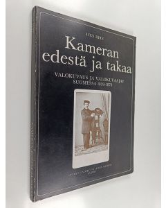 Kirjailijan Sven Hirn käytetty kirja Kameran edestä ja takaa : valokuvaus ja valokuvaajat Suomessa 1839-1870