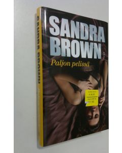 Kirjailijan Sandra Brown käytetty kirja Paljon pelissä