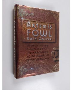Kirjailijan Eoin Colfer käytetty kirja Artemis Fowl (ruotsinkielinen)