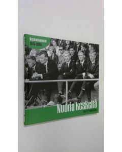 Kirjailijan Petri P. Pentikäinen käytetty kirja Nuoria keskeltä : keskustanuoret 1945-2005