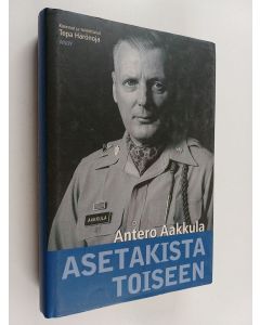 Kirjailijan Antero Aakkula käytetty kirja Asetakista toiseen