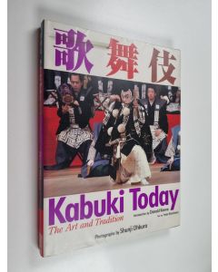Kirjailijan Shunji Ohkura käytetty kirja Kabuki today the art and tradition