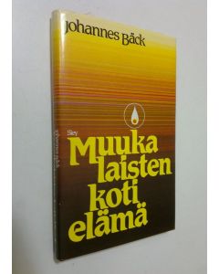 Kirjailijan Johannes Bäck käytetty kirja Muukalaisten kotielämä : rukouskirja valituille muukalaisille, joiden koti ja kanssakäyminen jo heidän muukalaisuutensa aikana on taivaassa sekä Lyhyt esitys rukouksesta