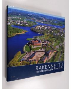 Kirjailijan Hannu Vallas käytetty kirja Rakennettu Suomi ilmasta