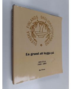 Kirjailijan Bo Finne käytetty kirja En grund att bygga på SFSI 75 år 1926-2001