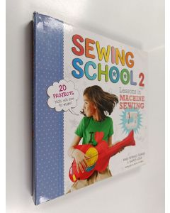 Kirjailijan Andria Lisle & Amie Petronis Plumley käytetty teos Sewing School 2 - Lessons in Machine Sewing : 20 Projects Kids Will Love to Make