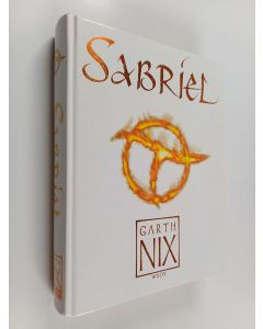 Kirjailijan Garth Nix käytetty kirja Sabriel