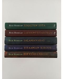 Kirjailijan Rick Riordan käytetty kirja Percy Jackson 1-5 : Salamavaras ; Hirviöidenmeri ; Titaanien kirous ; Labyrinttitaistelu ; Jumalten sota