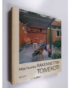 Kirjailijan Mirja Huuhka käytetty kirja Rakennettiin toivekoti