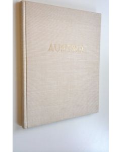 Kirjailijan Karl Heinrich Waggerl käytetty kirja Austria : Her scenery, her people and her culture