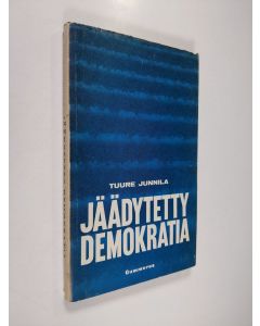 Kirjailijan Tuure Junnila käytetty kirja Jäädytetty demokratia