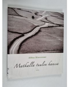 Kirjailijan Abbas Kiarostami käytetty kirja Matkalla tuulen kanssa