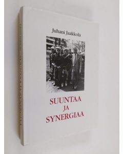 Kirjailijan Juhani Jaakkola käytetty kirja Suuntaa ja synergiaa : rehtorin puheita yliopiston alkuvuosikymmeniltä