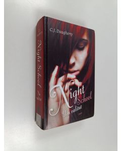 Kirjailijan C. J. Daugherty käytetty kirja Night school : yön valitut