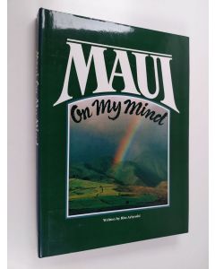 Kirjailijan Rita Ariyoshi käytetty kirja Maui on my mind : featuring the images of Hawaii's finest photographers
