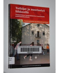 Kirjailijan Veronika Honkasalo käytetty kirja Tutkijat ja nuorisotyö liikkeellä : tarkastelussa kaupunkimaisen nuorisotyön kehittämishankkeet