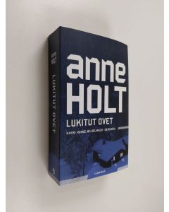 Kirjailijan Anne Holt käytetty kirja Lukitut ovet : kaksi Hanne Wilhelmsen -dekkaria : Totuuden tuolla puolen ; 1222 (ERINOMAINEN)