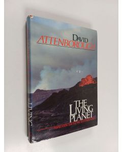 Kirjailijan David Attenborough käytetty kirja The living planet : a portrait of the earth