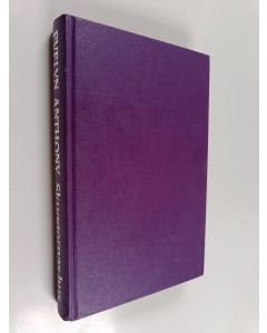 Kirjailijan Evelyn Anthony käytetty kirja Skuggornas hus