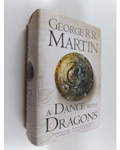 Kirjailijan George R. R. Martin käytetty kirja A Dance with Dragons