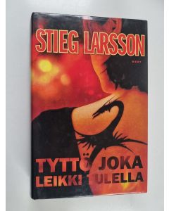 Kirjailijan Stieg Larsson käytetty kirja Tyttö joka leikki tulella