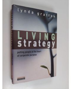 Kirjailijan Lynda Gratton käytetty kirja Living strategy : putting people at the heart of corporate purpose