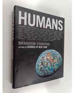 Kirjailijan Brandon Stanton käytetty kirja Humans - Humans of New York, Paris, St. Petersburg, Hong Kong, Amsterdam, Juba, Santiago, Karachi, Accra, Buenos Aires, Berlin, Calcutta, Bogotà, Lima, Rio de Janeiro, Johannesburg, Dohuk, Singapore, Seoul, Toky