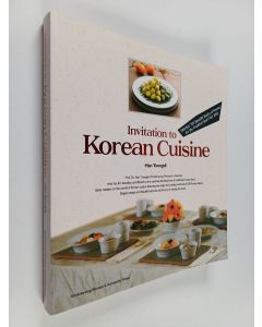 Kirjailijan Youngsil Han käytetty kirja Invitation to Korean cuisine