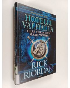 Kirjailijan Rick Riordan käytetty kirja Hotelli Valhalla : Opas viikinkien maailmoihin : Eeppisiä sankareita, legendaarisia seikkailuja