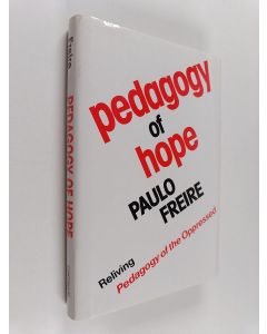 Kirjailijan Paulo Freire käytetty kirja Pedagogy of hope : reliving Pedagogy of the oppressed