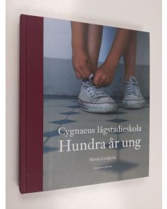 Kirjailijan Mardy Lindqvist käytetty kirja Cygnaeus lågstadieskola : hundra år ung