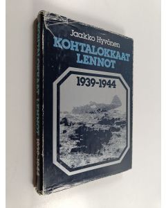 Kirjailijan Jaakko Hyvönen käytetty kirja Kohtalokkaat lennot 1939-1944 : ilmavoimiemme lentotoiminnassa surmansa saaneet, kadonneet, sotavankeuteen joutuneet sekä laskuvarjolla pelastautuneet