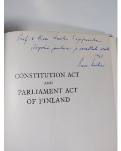 käytetty kirja Constitution Act and Parliament Act of Finland (signeerattu)