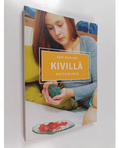 Kirjailijan Sari McGlinn käytetty kirja Kivillä hoitaminen