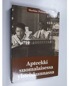 Kirjailijan Markku Peltonen käytetty kirja Apteekki suomalaisessa yhteiskunnassa : keskustelu Suomen apteekkilaitoksesta 1900-luvulla