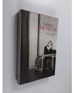 Kirjailijan Catherine Deneuve käytetty kirja Itseni varjossa : kuusi kuvauspäiväkirjaa ja Pascal Bonitzerin haastattelu