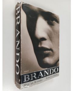 Kirjailijan Marlon Brando käytetty kirja Brando