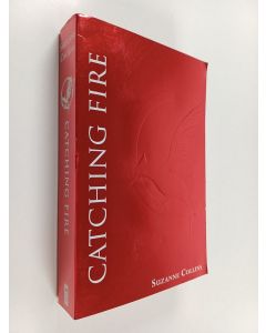 Kirjailijan Suzanne Collins käytetty kirja Catching Fire