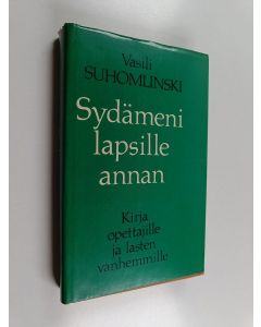 Kirjailijan Vasili Suhomlinskij käytetty kirja Sydämeni lapsille annan