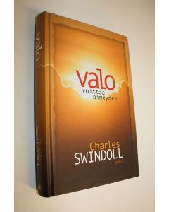 Kirjailijan Charles R. Swindoll käytetty kirja Valo voittaa pimeyden : ristin murhenäytelmä ja riemuvoitto - meidän voimaksemme