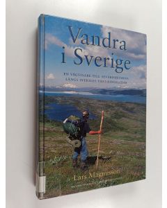 Kirjailijan Lars Magnusson käytetty kirja Vandra i Sverige : en vägvisare till sevärdheterna längs Sveriges vandringsleder