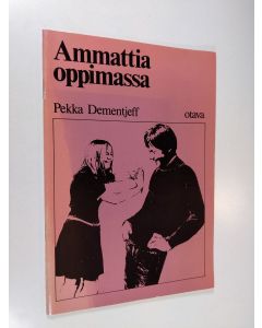 Kirjailijan Pekka Dementjeff käytetty teos Ammattia oppimassa : ohjeita: -opiskelusta, jatko-opinnoista, -oppilaskuntatoiminnasta : ammattikouluja, -kursseja ja peruskouluja varten