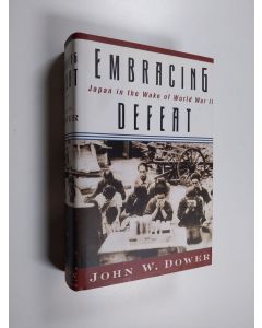 Kirjailijan John W. Dower käytetty kirja Embracing defeat : Japan in the wake of World War II
