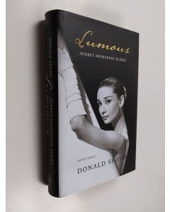 Kirjailijan Donald Spoto käytetty kirja Lumous : Audrey Hepburnin elämä