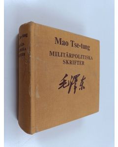 Kirjailijan Tse-tung Mao käytetty kirja Militärpolitiska skrifter